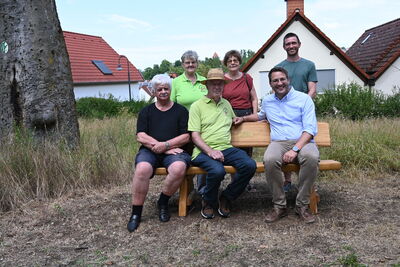Bild vergr&ouml;&szlig;ern: B&uuml;rgermeister Stephan Noll (vorne rechts) und Dominic King, Sachgebietsleitung Gartenbau (hinten rechts), freuen sich &uuml;ber die Jubil&auml;umsbank vom OGV Alzenau
