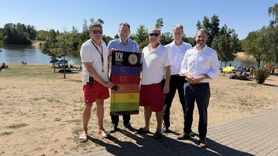 Bild vergr&ouml;&szlig;ern: Bademeister Jozsef Balogh, B&uuml;rgermeister Stephan Noll, 
Bademeister Bekim Mekolli, AOK Direktor Alexander Starz und Landrat Dr. Alexander Legler