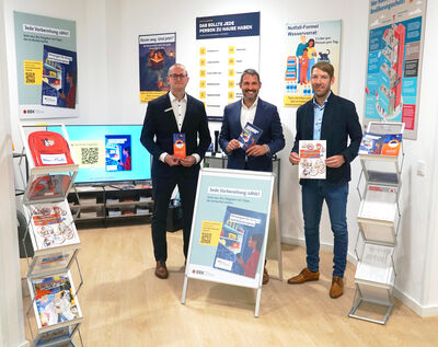Bild vergr&ouml;&szlig;ern: Landrat Dr. Alexander Legler mit Matthias Amrhein und Kevin Krott vom Fachbereich Zivilschutz bei der Er&ouml;ffnung der Ausstellung im Landratsamt Aschaffenburg