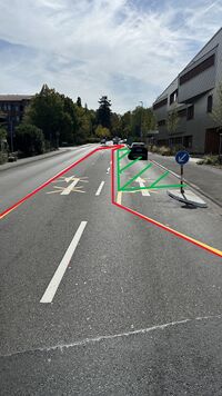 Bild vergr&ouml;&szlig;ern: rote Linie = Fahrspur in Richtung H&ouml;rstein / 
gr&uuml;ne Markierung = Fl&auml;che f&uuml;r Kurzzeitparkpl&auml;tze