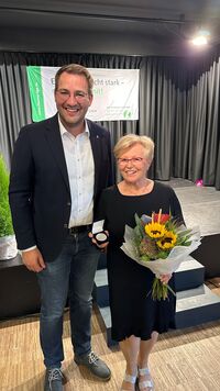Bild vergr&ouml;&szlig;ern: B&uuml;rgermeister Stephan Noll mit Irene Scharwies