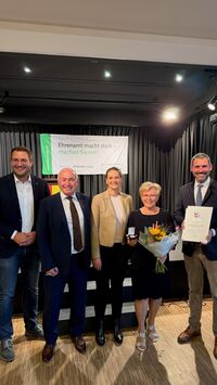 Bild vergr&ouml;&szlig;ern: B&uuml;rgermeister Stephan Noll, Roland R&ouml;dig (Pr&auml;sident Rheuma-Liga Bayern), Staatsministerin Judith Gerlach, Irene Scharwies und Landrat Dr. Alexander Legler