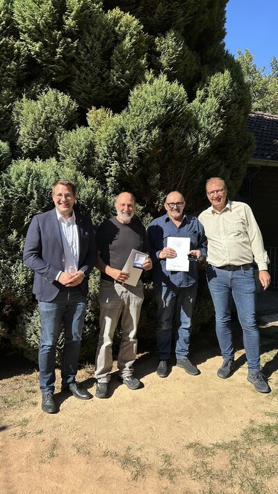 Bild vergr&ouml;&szlig;ern: V.l.n.r.: B&uuml;rgermeister Stephan Noll mit Michael Seikel, Bernhard
Noll und Stefan Olbrich (ASV-Vorsitzender)