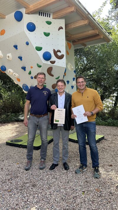 Bild vergr&ouml;&szlig;ern: V.l.n.r.: Bodo M&uuml;nch (Alpinclub-Vorsitzender) mit Ehrenmitglied
Siegfried Dusch und B&uuml;rgermeister Stephan Noll