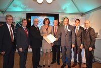 Bild vergr&ouml;&szlig;ern: v.l.n.r. Prof. Dr. Rudolf Stauber (Fraunhofer Alzenau), Wilfried Diwischek (Hochschule Aschaffenburg), Regierungspr&auml;sident Paul Beinhofer, Staatsministerin Ilse Aigner, CSU-Landtagsabgeordneter Peter Winter, Prof. Dr. Gerhard Sextl (Fraunhofer Alzenau), B&uuml;rgermeister Dr. Alexander Legler, Landrat Dr. Ulrich Reuter