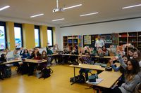 Bild vergr&ouml;&szlig;ern:                                Die Klasse 6a der Karl-Amberg-Schule Alzenau hat das frisch gedruckte Schulklassenprogramm der &raquo;Natur in Alzenau 2015&laquo; von der Gesch&auml;ftsleitung der Gartenschau pers&ouml;nlich erhalten: Gesch&auml;ftsf&uuml;hrer Dr. Michael Neumann und die