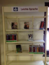 Bild vergr&ouml;&szlig;ern: Neues Medienangebot &raquo;Leichte Sprache&laquo; in der Alzenauer Stadtbibliothek.