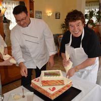 Bild vergr&ouml;&szlig;ern: Tony Marshall und B&uuml;rgermeister Dr. Alexander Legler beim Verzieren der Hochzeitstorte