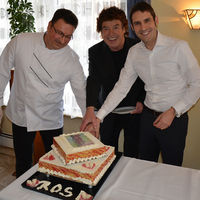 Bild vergr&ouml;&szlig;ern: Peter Reinhart, Inhaber des Central Caf&eacute;s, schneidet gemeinsam mit B&uuml;rgermeister Dr. Legler und Tony Marshall die Hochzeitstorte an