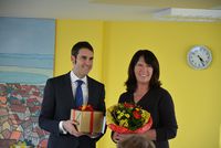 Bild vergr&ouml;&szlig;ern: B&uuml;rgermeister Dr. Legler und Annette Meyerhoff bei ihrer Verabschiedung.
