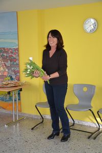 Bild vergr&ouml;&szlig;ern: Zum Abschied gab es wei&szlig;e Tulpen f&uuml;r Annette Meyerhoff von den Hortkindern.