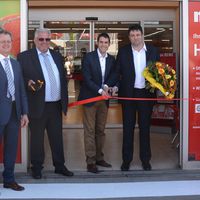 Bild vergr&ouml;&szlig;ern: Zum Preopening kamen neben zahlreichen Vereinsvertretern auch (v.l.n.r.) Knut Heil (Verkaufsleiter &raquo;nahkauf&laquo;), Burkhard Schleicher (Projektmanager), B&uuml;rgermeister Dr. Alexander Legler und Argyrios Nikas (Gesch&auml;ftsf&uuml;hrer).