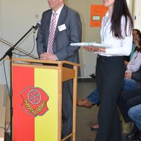 Bild vergr&ouml;&szlig;ern: Auch der Elternbeirat der Grundschule &uuml;berreicht der Schulleitung seine Gl&uuml;ckw&uuml;nsche. 