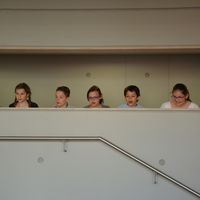 Bild vergr&ouml;&szlig;ern: staundende Gesichter bei der Theaterauff&uuml;hrung