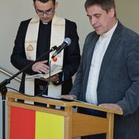 Bild vergr&ouml;&szlig;ern: Pfarrer Dariusz Kowalski und Johannes Oeters segnen die neuen R&auml;umlichkeiten