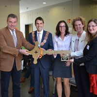 Bild vergr&ouml;&szlig;ern: (v.l.n.r.) Architekt Franz Herzing, B&uuml;rgermeister Dr. Alexander Legler, Nicole Rieth (Stadtbauamt), Silvia Pfannm&uuml;ller (Leiterin des Stadtbauamts) und Tanja Pandrea (Leiterin der Grundschule H&ouml;rstein)