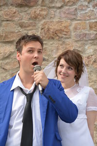 Bild vergr&ouml;&szlig;ern: Schauspieler Karsten Kenzel spielt Hochzeitss&auml;nger Robbie Hart und verliebt sich in die sch&ouml;ne Kellnerin Julia, gespielt von Dorothee Streich.