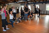 Bild vergr&ouml;&szlig;ern: Ehrenamtliche und Profidarsteller bei der ersten gemeinsamen Choreografieprobe