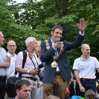 Bild vergr&ouml;&szlig;ern: B&uuml;rgermeister Dr. Alexander Legler bedankte sich f&uuml;r vier musikantastische Tage in Alzenau.