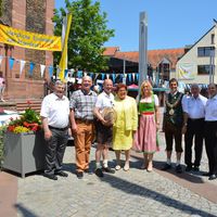 Bild vergr&ouml;&szlig;ern: Vor dem Festzug traf man sich vor dem Alzenauer Rathaus
