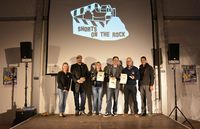 Bild vergr&ouml;&szlig;ern: Auf der B&uuml;hne (v.l.n.r.): Stella Woitok (Initiatorin des Kurzfilmfestivals), Dominik Wenzel (Jugendpfleger der Stadt Alzenau), Lina Urbonaite (1. Platz), Timo Dicke (2. Platz), Samuel Buscap&eacute; (3. Platz) und B&uuml;rgermeister Dr. Alexander Legler