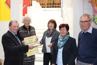 Bild vergr&ouml;&szlig;ern: Bei der Spenden&uuml;bergabe v.l.n.r.: Gerhard Dehn (Initiator), Irene Treffert (Initiatorin), Theresia R&ouml;der, Ute Sehring und Robert Kuhn vom Heimat- und Geschichtsverein Alzenau