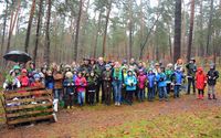 Bild vergr&ouml;&szlig;ern: In Alzenau engagierten sich bei der Baumpflanz-Aktion zahlreiche Sch&uuml;lerinnen und Sch&uuml;ler f&uuml;r eine faire Zukunft.