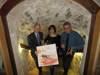 Bild vergr&ouml;&szlig;ern:                                Landrat Ulrich Reuter besuchte die Familie Simon in Wasserlos, um den Ehrenpreis pers&ouml;nlich zu &uuml;berreichen. Ein Gem&auml;lde der W&auml;chtersbacher Weinmalerin Tatjana Wolff wird k&uuml;nftig einen Ehrenplatz in der Vinothek der Simons er