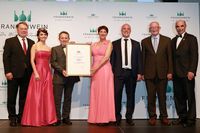 Bild vergr&ouml;&szlig;ern: Es gratulieren der Bayerische Landwirtschaftsminister Helmut Brunner (lins), die fr&auml;nkische Weink&ouml;nigin Kristin Langmann und der Pr&auml;sident des fr&auml;nkischen Weinbauverbandes Arthur Steinmann (rechts)