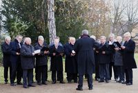 Bild vergr&ouml;&szlig;ern: Der Gesangverein &raquo;Harmonia&laquo; Alzenau er&ouml;ffnete die Gedenkfeier am Volkstrauertag in Alzenau musikalisch.