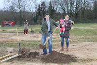 Bild vergr&ouml;&szlig;ern: Insgesamt 25 B&auml;ume pflanzten Alzenauer B&uuml;rger an der Hasenheide im Stadtteil Wasserlos.