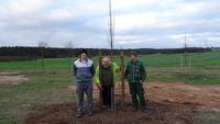 Bild vergr&ouml;&szlig;ern: Unter anderem pflanzte die Umweltabteilung einen Baum f&uuml;r den k&uuml;rzlich verstorbenen Mitarbeiter Eckhard Peglow, der die Baumpflanzaktion &uuml;ber Jahr hinweg tatkr&auml;ftig unterst&uuml;tzt hat.