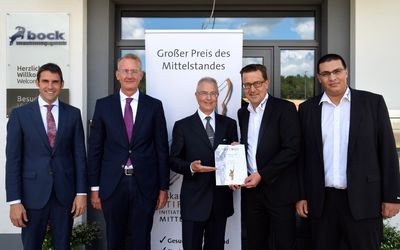 Bild vergr&ouml;&szlig;ern: V.l.n.r.: Dr. Alexander Legler, Frank Kr&ouml;ckel (Sparkasse Aschaffenburg-Alzenau), Robert Knitt als Vertreter der Stiftung, Stefan Bock (Gesch&auml;ftsf&uuml;hrer &raquo;bock machining gmbh&laquo;) und Mohamed Moncer (Leiter Sonderdichtungen &raquo;bock machining gmbh&laquo;)