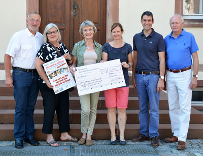 Bild vergr&ouml;&szlig;ern: Die Spenden&uuml;bergabe vor dem Alzenauer Rathaus. V.l.n.r.: Bernd H&ouml;fler (Weingut H&ouml;fler in Alzenau-Michelbach), das DUO UFFSCHNITT Marianne Hofmann und Anni Christ-Dahm, Christine Reyer (Ansprechpartnerin bei der Stadt Alzenau u.a. zum Thema &raquo;Fl&uuml;chtling in 