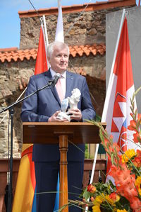 Bild vergr&ouml;&szlig;ern: Ministerpr&auml;sident Horst Seehofer spricht auf Burg Alzenau.