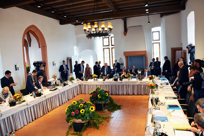 Bild vergr&ouml;&szlig;ern: Die Bayerische Staatsregierung tagt im Rittersaal auf Burg Alzenau.