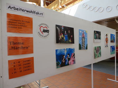 Bild vergr&ouml;&szlig;ern:            Die Arbeiterwohlfahrt bietet jedes Jahr einen Malkurs bei den Alzenauer Ferienspielen an, deren Ergebnisse anschlie&szlig;end in der Stadtbibliothek pr&auml;sentiert werden.                     