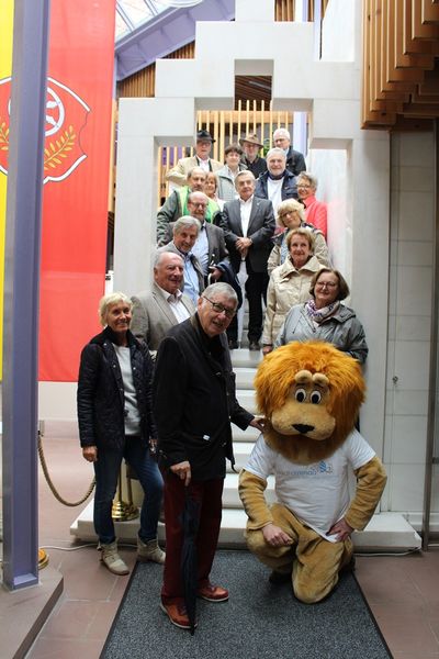 Bild vergr&ouml;&szlig;ern: Im Rathaus hie&szlig; Walter Scharwies (Bildmitte auf der Treppe) die Besuchergruppe f&uuml;r den terminlich verhinderten B&uuml;rgermeister Dr. Alexander Legler, seit Mai ebenfalls Ordensbruder, willkommen. 
