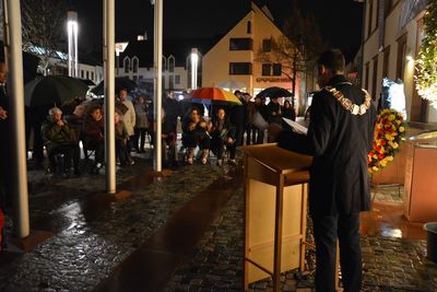 Bild vergr&ouml;&szlig;ern: Alzenaus B&uuml;rgermeister Dr. Alexander Legler bei der Rede zur Gedenkfeier f&uuml;r die ehemaligen j&uuml;dischen Mitb&uuml;rgerinnen und Mitb&uuml;rger.