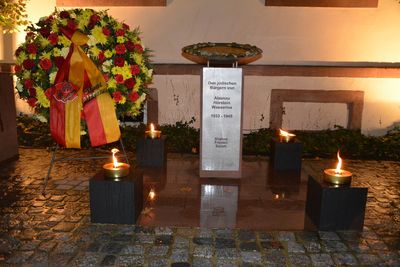 Bild vergr&ouml;&szlig;ern: Gedenkst&auml;tte vor dem Alzenauer Rathaus
