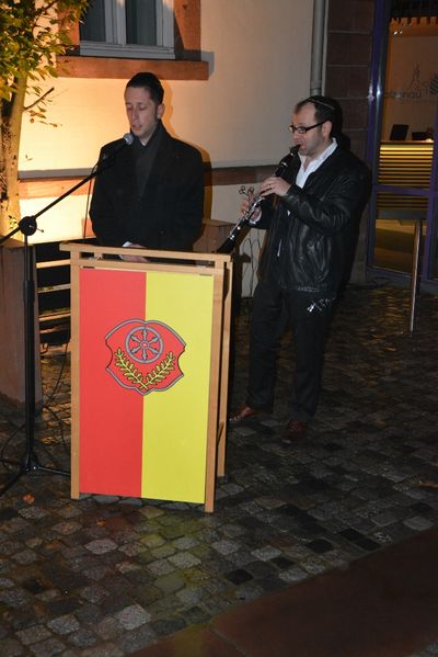 Bild vergr&ouml;&szlig;ern: Benjamin Marokko und Roman Kuperschmidt bei der Gedenkfeier vor dem Rathaus