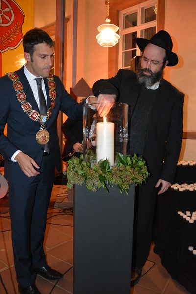 Bild vergr&ouml;&szlig;ern: Dr. Alexander Legler und Rabbiner Shlomo Raskin entz&uuml;nden die Gedenkkerze im Foyer des Rathauses.