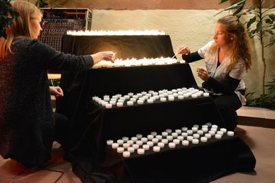 Bild vergr&ouml;&szlig;ern: 215 Kerzen f&uuml;r die 215 ehemaligen j&uuml;dischen Mitb&uuml;rgerinnen und Mitb&uuml;rger in Alzenau