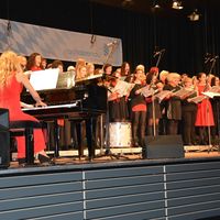 Bild vergr&ouml;&szlig;ern: M&auml;nnerchor und Frauenchor Horbach gemeinsam auf der B&uuml;hne