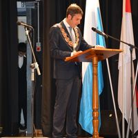 Bild vergr&ouml;&szlig;ern: B&uuml;rgermeister Dr. Alexander begr&uuml;&szlig;t rund 600 G&auml;ste beim Hessisch-bayerischen Chorfestival in der R&auml;uschberghalle H&ouml;rstein.