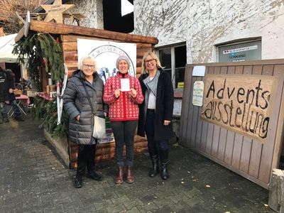 Bild vergr&ouml;&szlig;ern: Das Foto zeigt v.l.n.r. Irene Treffert (Initiatorin der Aktion &raquo;Hilfe f&uuml;r bed&uuml;rftige Kinder in Alzenau), Annegret Lohst&ouml;ter (FSK Wasserlos-Pr&auml;sidentin und &raquo;Gretels M&uuml;tzen&laquo;-Inhaberin) sowie Alexandra Kraft-Simon bei der Pr&auml;sentation der Spendenaktion.