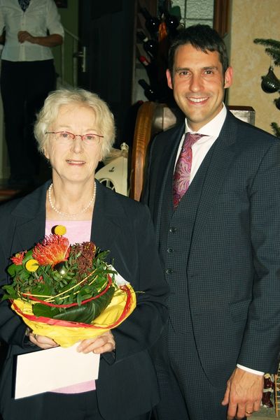 Bild vergr&ouml;&szlig;ern: Zu den Feierlichkeiten kam auch B&uuml;rgermeister Dr. Alexander Legler, um unter anderem der Vorsitzenden Mathilde Pirzer-Hartmann (links im Bild) die besten Gl&uuml;ckw&uuml;nsche der Stadt Alzenau zu &uuml;berbringen.