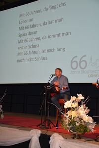Bild vergr&ouml;&szlig;ern: Musiker Alex Weber sang das Lied &raquo;Mit 66 Jahren&laquo;.