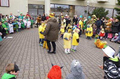 Bild vergr&ouml;&szlig;ern: Gemeinsam mit den Seniorinnen und Senioren aus dem Seniorenwohnen feierten die Zauberwald-Kinder Fasching.