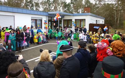 Bild vergr&ouml;&szlig;ern: Bei Gl&uuml;hwein, Kaffee, Tee, Kr&auml;ppeln, Apfelschlangen und Faschingsmusik hatten alle einen spa&szlig;igen Nachmittag im &raquo;Zauberwald&laquo;.
